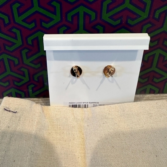 Authentic Tory Burch Resin Logo Gold Stud Earrings With Dust Bag - Picture 4 of 7